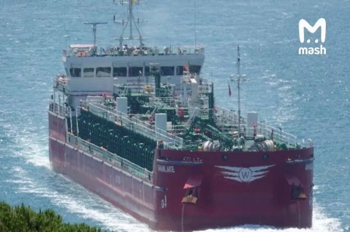 Астраханец погиб на сухогрузе в порту Стамбула По данным Mash инцидент произошёл на cухогрузе Swanlake которое ходит под флагом Панамы В порту Стамбула он стоял всего день По предварительной информации причиной отравления людей стала утечка паров топлива в машинном отделении В настоящее время двое пострадавших находятся в реанимации один из моряков погиб Им оказался 32 летний Заур У из Астрахани у него остались жена и двое детей Общий состав команды 13 человек Астрахань 24 в МАХ