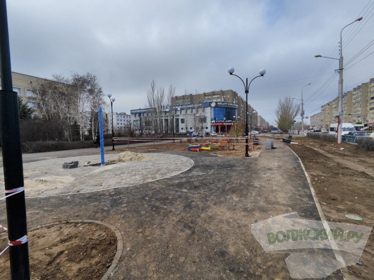 В Волжском еще на 4 миллиона подорожало благоустройство территории у Трех поросят МАУ СГТ вынесло в очередную дополнительную закупку части работ по благоустройству территории у детской поликлиники на улице Мира Напомним территория благоустраивается в рамках нацпроекта ФКГС на федеральные средства За дополнительную плату на общественном пространстве на котором сегодня завершили установку Трех поросят монтируют наружное освещение видеонаблюдение и полив Как узнал Волжский ру из закупочной документации монтаж освещения включает установку 12 опор со светильниками и заземление и шкафа управления Видеонаблюдение состоит из 12 камер Для полива проложат ПВХ трубы диаметром от 32 мм до 63 мм Срок выполнение работ установлен до 28 ноября Цена контракта составляет 3 9 миллиона рублей Формально закупка проводится сегодняшним число 18 ноября Подробнее на Волжский ру   www volzsky ru index php wx 16 wx2 81821 ВолжскийРу волжский vlz