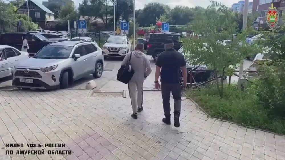 Уголовное дело о взятках сотруднику ФСИН рассмотрят в Приамурье Следственный комитет назвал предметы которыми подкупили сотрудника ФСИН В Благовещенске завершили расследование уголовного дела в отношении начальника изолированного участка функционирующего как исправительный центр ИК 8 управления ФСИН России по Амурской области Он обвиняется в совершении четырех преступных эпизодов по статье Получение взятки в виде имущества в значительном размере двух по статье Получение взятки денег имущества и незаконных услуг имущественного характера в крупном размере а также в преступлении по статье Легализация отмывание денежных средств приобретенных лицом в результате совершения им преступления По данным следствия с июня 2023 го по июль 2025 года начальник исправительного центра получил от пяти осужденных отбывающих наказание в виде исправительных работ в исправительном центре материальные ценности и услуги имущественного характера на сумму не менее 415 тысяч рублей и деньги в общей сумме 375 тысяч рублей За взятки осужденным разрешили беспрепятственно выходить за территорию центра и проживать дома во время отбытия наказания Часть денежных средств обвиняемый легализовал придав им правомерный вид владения для дальнейшего использования и распоряжения А в число незаконно полученных материальных ценностей вошли например персональный компьютер и периферийные устройства к нему компьютерное кресло литые диски и шины для автомобиля шлем с голосовым и сенсорным управлением в виде головы персонажа Железный человек Также обвиняемого подкупили алкогольной и пищевой продукцией постельными принадлежностями электрической мясорубкой цветами и услугами по возведению и ограждению земельного участка Поводом к возбуждению уголовных дел послужили результаты оперативно разыскной деятельности сотрудников управлений ФСБ и ФСИН России по Амурской области Уголовное дело передано в суд для рассмотрения по существу Стоит отметить что в отношении четырех взяткодателей уголовные дела прекращены Фигуранты активно способствовали раскрытию и расследованию коррупционных преступлений совершенных обвиняемым и добровольно сообщили о преступлениях правоохранителям В отношении одного из взяткодателей преступные действия которого стали известны следствию в ходе расследования уголовное дело направлено в суд рассказали в следственном управлении Следственного комитета России по Амурской области ТЕЛЕПОРТ РФ здесь все об Амурской области  Мы в МАХ  Написать нам