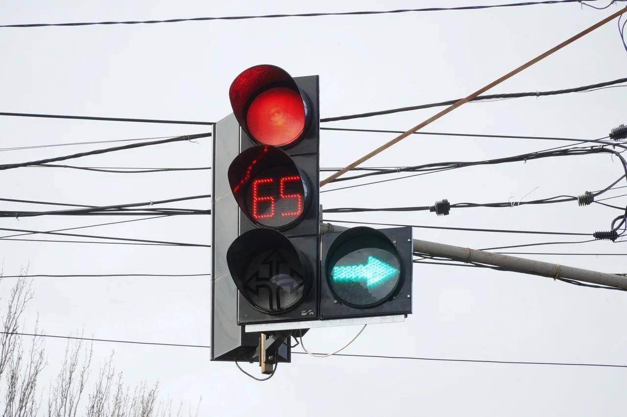 В городе Мелитополе светофорный объект на перекрёстке улиц Ломоносова и Гризодубовой оборудуют дополнительными секциями для осуществления беспрепятственных поворотов налево.  Такое решение было принято Комиссией по безопасности дорожного движения. Данные работы позволят увеличить пропускную способность перекрёстка.   Работы по установке и включению дополнительных секций светофоров планируются 4 февраля 2025 года, их выполнят специалисты МКУ «Горсвет»  Госавтоинспекция Запорожской области напоминает, что согласно п. 6.3 ПДД РФ сигналы светофора, выполненные в виде стрелок красного, желтого и зеленого цветов, имеют то же значение, что и круглые сигналы соответствующего цвета, но их действие распространяется только на направление, указываемое стрелками. При этом стрелка, разрешающая поворот налево, разрешает и разворот, если это не запрещено соответствующим дорожным знаком.  Такое же значение имеет зеленая стрелка в дополнительной секции. Выключенный сигнал дополнительной секции или включенный световой сигнал красного цвета ее контура означает запрещение движения в направлении, регулируемом этой секцией.  За проезд перекрестка на запрещающий сигнал светофора предусмотрен административный штраф - 1500 рублей, а за повторное  нарушение в течение года —  наложение административного штрафа в размере 7 500 рублей или лишение права управления транспортными средствами на срок от 4 до 6 месяцев.