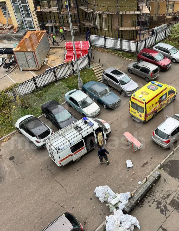 В Москве на улице Обручева произошел инцидент лифт упал с 12 го этажа когда в нем находилась молодая женщина Её удалось вытащить на уровне 8 го этажа Девушка получила травмы и была госпитализирована По словам жильцов они уже не раз обращались с жалобами на шум и неисправности лифта Теперь они планируют составить коллективное обращение в управляющую компанию