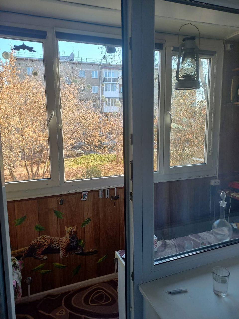 49-летний омич выбросил свою собаку с балкона. Суд вынес приговор. В октябре прошлого года 49-летний мужчина сбросил собаку со второго этажа жилого дома. Затем вышел на улицу, спрятал животное в сумку и отнес в квартиру. Позже от травм собака погибла. — Помощь животному виновный не оказал и отказался выдать его для оказания ветеринарной помощи добровольцам, — уточнили в прокуратуре. Мужчину обвинили в жестоком обращении с животными и оштрафовали на 50 тысяч рублей. Вину он не признал. По данным прокуратуры ⏹