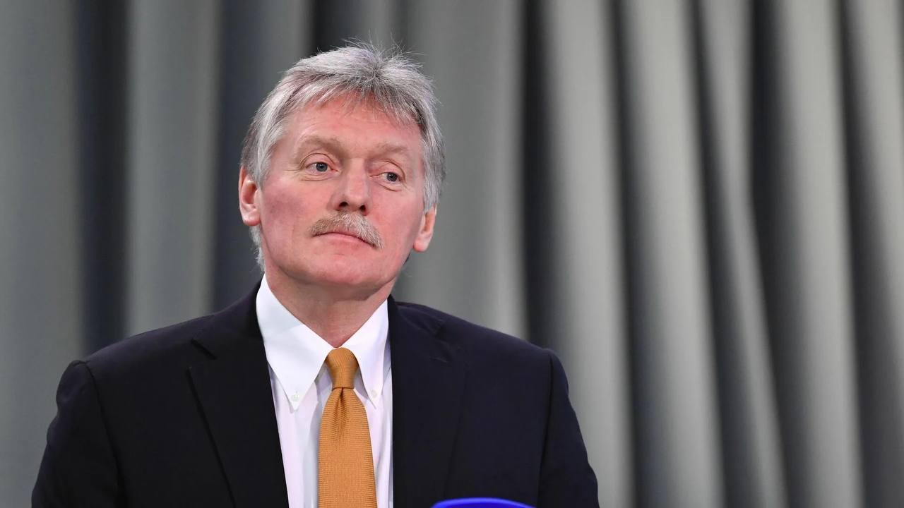 Дмитрий Песков заявил о росте патриотизма в российских СМИ Рост патриотизма - это тенденция со знаком плюс, и в российских СМИ такая тенденция сохранится, потому что быть патриотом своей страны – нормальное человеческое состояние, считает пресс-секретарь Президента России Дмитрий Песков. Он добавил, что чувство любви к России, гордости за нее у большинства людей было всегда, но во многих СМИ продвигать такую повестку было не принято. Я бы даже сказал, что частью редакционной политики ряда российских медиа было выражение скепсиса по отношению к собственной стране. Думаю, что патриотическая тенденция сохранится. Ведь быть патриотом – не великое достижение. Это нормальное человеческое состояние. И конечно, мы будем учитывать ошибки, которые были сделаны в прошлом, - сказал Песков. Он при этом заметил, что «настанет момент, когда будет востребована более мягкая информационная политика, и тогда мы увидим появление большего количества нейтральных СМИ, которые пишут и про проблемы, и про достижения».