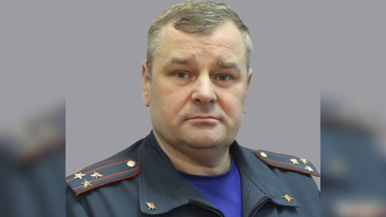 В Санкт-Петербурге - по обвинению во взяточничестве - задержан заместитель начальника ГУ МЧС России по Ленинградской области По данным следствия, полковник внутренней службы получил от подчиненного легковой прицеп и комплект автомобильных шин, общей стоимостью около 220 тысяч рублей - за общее покровительство по службе. Данные фигуранта в СК пока не разглашают. По нашей информации речь идет о замначальника Главка Сергее Платонове на фото . Он находится под домашним арестом.