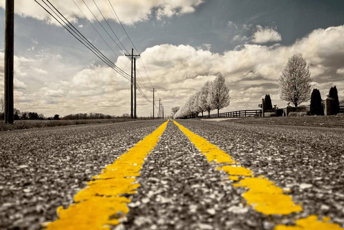 В Акмолинской области временно снижена разрешённая скорость движения В Акмолинской области временно введено ограничение скоростного режима на одном из участков трассы республиканского значения передает BAQ KZ со ссылкой на КазАвтоЖол С 19 00 часов 2 ноября в связи с ухудшением погодных условий на участке автодороги KAZ02 Астана Кокшетау с обходом Петропавловск гр РФ п п Жана Жол с 180 по 243 километр максимально допустимая скорость для всех видов транспорта снижена со 140 до 110 км ч Ограничение введено для обеспечения безопасности движения на фоне понижения температуры осадков и ухудшения видимости отметили в КазАвтоЖол Возобновление прежнего скоростного режима планируется 3 ноября в 09 00 часов при условии стабилизации погодных условий и обеспечения безопасного проезда