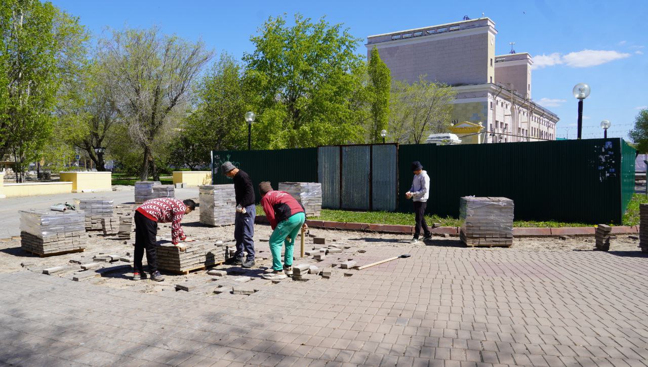 В Оренбурге начали работы в сквере им. Ленина Сквер в сердце города несколько лет находился в печальном положении, но в 2024 году это пространство победило в голосовании за благоустройство. На данный момент территорию огородили и проводят подготовку к обновлению. Планируется заменить тротуар на гранитное покрытие, установить малые архитектурные формы и высадить новые деревья. Также в сквере появится новый фонтан. И, как обещают в мэрии, вернётся «маленький» Ленин. Один из самых первых памятников Ленину, установленных в стране, ожидал реставрацию 7 лет. Его в связи с аварийностью пьедестала сняли с места в 2018 году. Исполнитель работ в сквере — компания «Уни-строй». Стоимость проекта - 187 млн рублей. Закончить его рассчитывают до 31 декабря 2025 года. Оренбуржье