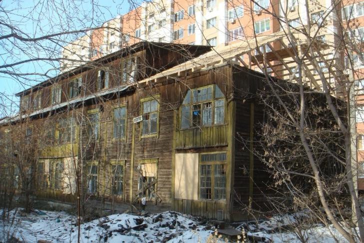 Страшный пожар произошел в Ленинском районе Новосибирска в ночь на субботу Огонь унес жизни четырех человек Деревянный барак по адресу 2 й переулок Римского Корсакова 8 был построен в 1929 году Деревянное двухэтажное строение имеет общую площадь 831 4 кв м Еще при пришлом мэре Анатолии Локте здание было признано аварийным из за износа Дом должен был быть расселен до 2026 года Но этого не случилось В итоге страшная трагедия с четырьмя жертвами и тремя пострадавшими 26 человек эвакуировано городские власти оказывают им помощь