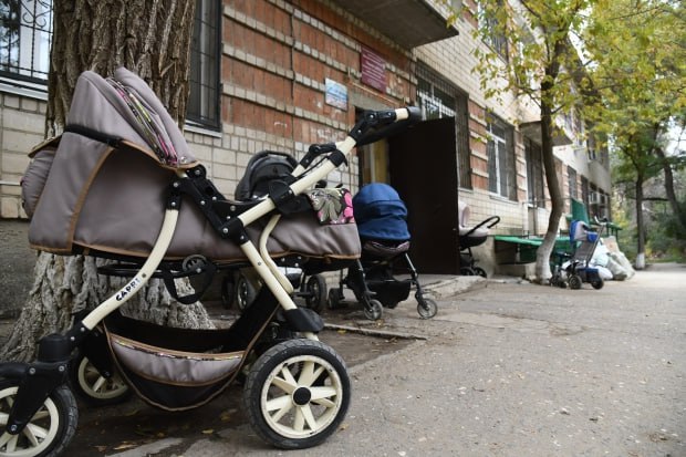 Более 1600 волгоградских семей получили региональный родительский капитал В 2025 году размер помощи увеличился до 89 тысяч рублей Как сообщает облкомсоцзащиты выплаты доступны многодетным родителям гражданам РФ с постоянной пропиской в регионе чьи третьи дети достигли трехлетнего возраста При этом среднедушевой доход семьи не должен превышать полуторную величину прожиточного минимума Выплата предоставляется один раз а родители могут использовать полученные средства по своему усмотрению С начала 2025 года в Волгоградской области более 1 6 тыс многодетных семей воспользовались правом на единовременную выплату при рождении третьего и последующего ребенка Для оформления выплаты или получения консультаций необходимо обратиться в центр социальной защиты населения по месту жительства или в многофункциональный центр МФЦ Также в регионе работает единый контакт центр по вопросам социальной поддержки горячая линия 8 800 100 00 01 доступна с понедельника по пятницу с 8 30 до 17 30