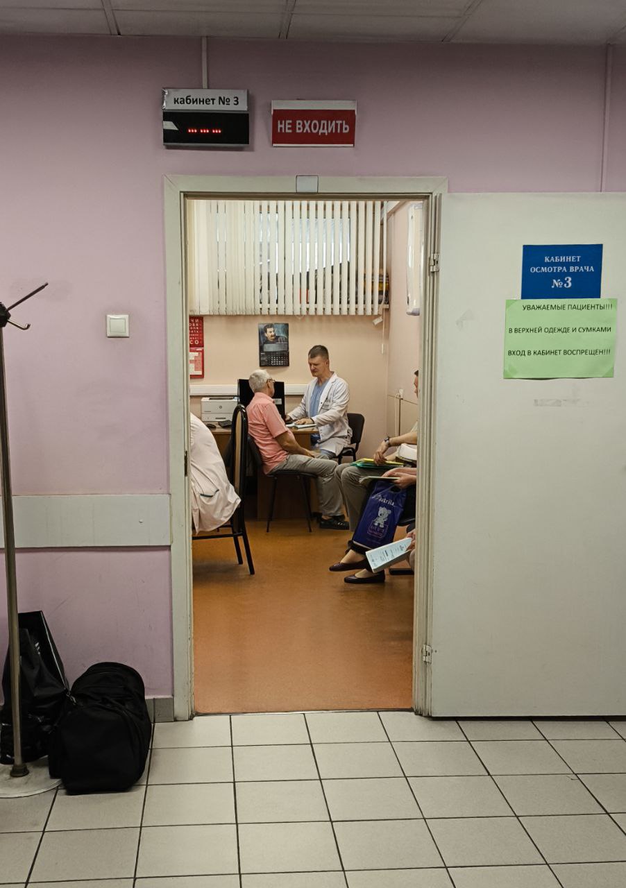 В России произошел резкий рост заболеваемости сифилисом С 2020 года он составил 64 пишет Коммерсантъ со ссылкой на данные Росстата Активнее всего сифилис распространялся среди мужчин старше 40 лет При этом заболеваемость большинством других инфекций передаваемых половым путем за этот же период значительно снизилась Опрошенные газетой эксперты связывают статистику по сифилису с изменением системы учета и регистрации заболеваний подорожанием презервативов и ухудшением профилактики Мы проводили исследование и увидели что информационный фон по теме ИППП особенно в СМИ практически исчез Людям перестали говорить как защитить себя А между тем ситуация требует внимания и осторожности от каждого приводит издание слова одного из собеседников   Подписывайтесь на Расстригу