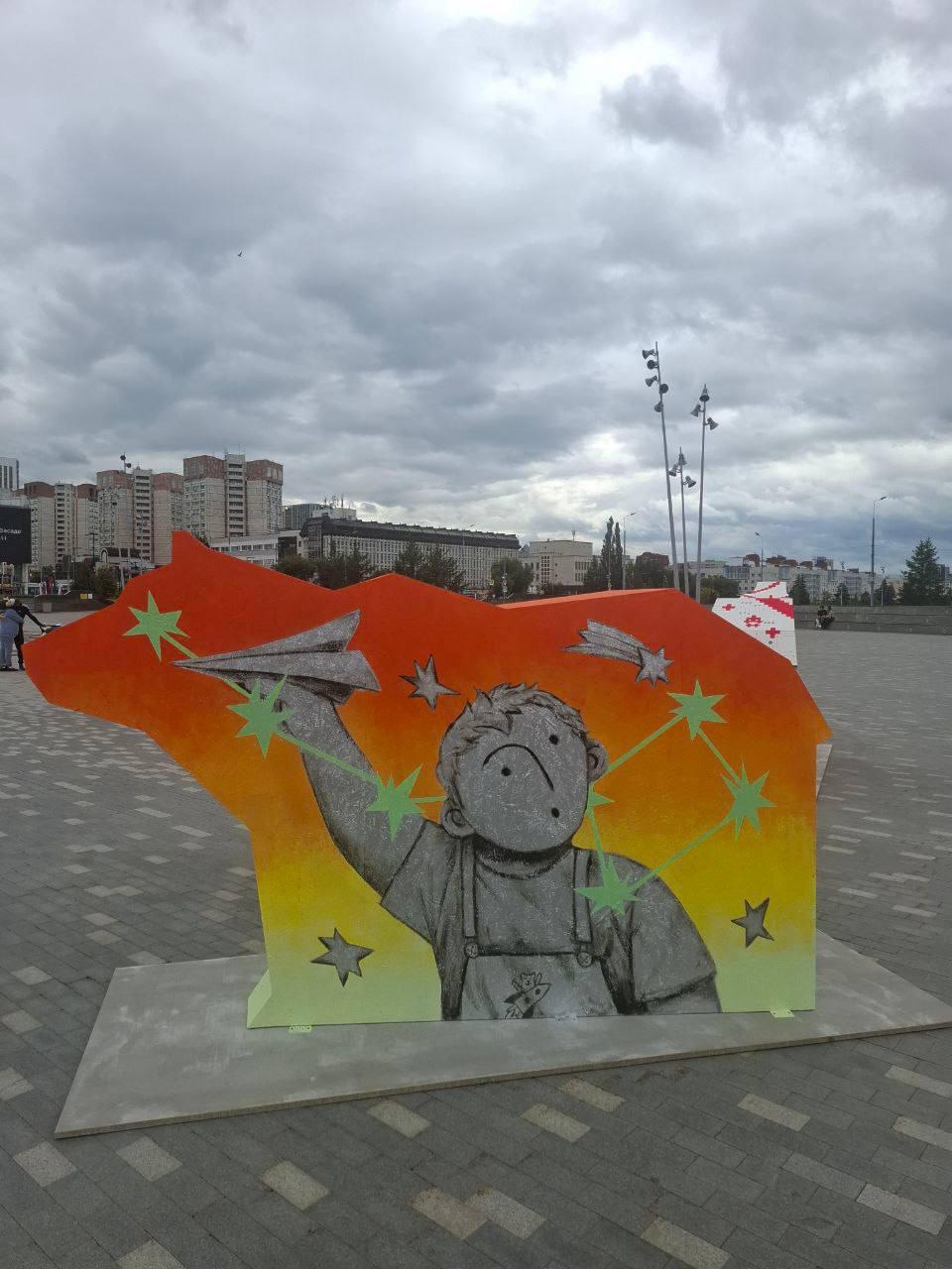 В центре Перми появились раскрашенные медведи 20 команд художников расписали фигуры медведей в стиле авиации, медицины, космоса, IT, а также в коми-пермяцком орнаменте. Это проект «Красим» Музея современного искусства ПЕРММ. Сейчас их готовят к выставке на эспланаде, где их сможет увидеть любой желающий. : Дежурный по Перми Подпишись на «КП-Пермь»