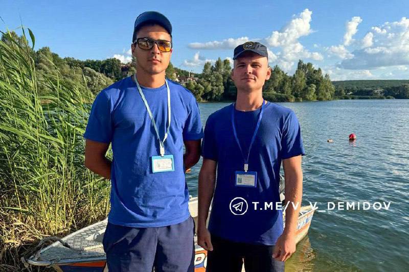 Шестилетний ребёнок чуть не утонул на пляже «Пескарьер» в Белгороде   Мальчик играл с мячом и начал тонуть. Ему на помощь пришли спасатели Данил Алексеев и Альберт Лукьянов. Медицинская помощь ребёнку не понадобилась.  «Спасибо нашим спасателям! Сейчас ребёнок в порядке. Прошу, ещё раз проговорите с детьми и соблюдайте правила поведения на воде», — обратился мэр.   Градоначальник напомнил, что купание разрешено только на оборудованных пляжах. Даже на мелководье нельзя оставлять детей без присмотра. Опасно заплывать за буйки, нырять в незнакомых местах и заходить в воду в состоянии опьянения.     Поддержать бустом