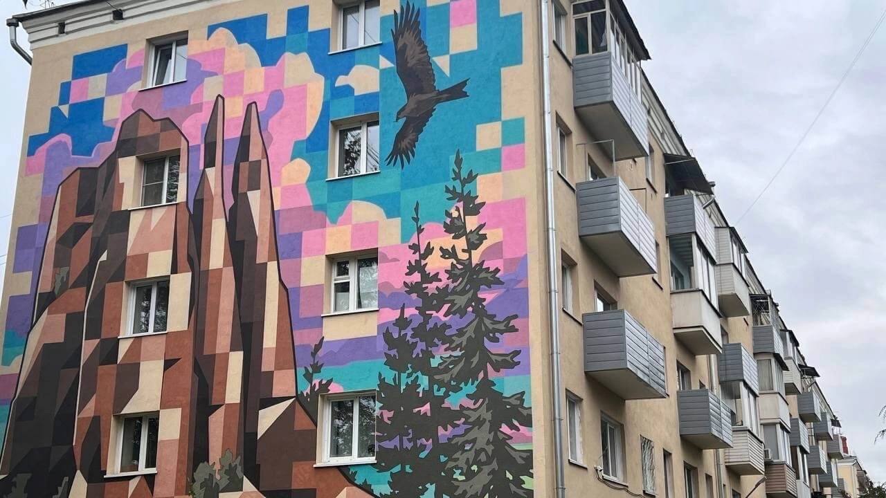 На фасаде детской музыкальной школы в Красноярске появится картина Накануне инициаторы идеи представили проект в администрации Кировского района. Картину планируют нанести на здание по улице Академика Вавилова, 41 в сентябре. Что нарисуют — пока держат в секрете. Это будет десятая картина, которую сделают в рамках проекта-фестиваля уличного искусства «Крась!» на улице Вавилова. Фото: администрация Кировского района. На фото изображена одна из уже готовых картин в галерее под открытым небом.