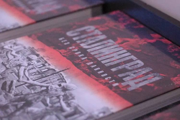 15 экземпляров уникального издания «Сталинград. Без срока давности» пополнят фонд библиотеки ВолгГМУ Кроме того, книги будут переданы кафедре истории и культурологии Института общественного здоровья им. Н.П.Григоренко и в Музей истории ВолгГМУ. Накануне 83-й годовщины начала Сталинградской битвы в Историческом парке «Россия – Моя история» состоялась торжественная церемония передачи книги «Сталинград. Без срока давности» лучшим организациям региона. Редкие снимки, архивные документы в книге чередуются с воспоминаниями ветеранов и жителей осажденного Сталинграда. - Это действительно уникальное издание, которое призвано передать молодому поколению правду о войне. Уверена, что материалы книги не только помогут участникам нашего клуба в разработке новых экскурсионных маршрутов, но и будут интересны студентам и преподавателям нашего университета, которые изучают историю Сталинградской битвы, – отметила активист студенческого клуба «Экскурсоводы ВолгГМУ» Марина Авдеева.