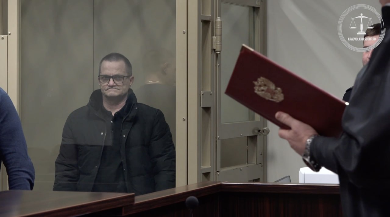 Житель Сочи, которого обвиняют в съемке расположения систем ПВО, получил 12 лет колонии строгого режима за госизмену Решение вынес Краснодарский краевой суд, сообщается в телеграм-канале судов Краснодарского края. По версии следствия, мужчина, «являясь стрелком специализированной группы опорного пункта охраны на железной дороге, в 2023 году предоставлял фото и видеоматериалы, отражающие места дислокации систем ПВО, своему знакомому — сотруднику украинской полиции, имеющему контакты с сотрудниками ГУР Украины». Как установило следствие, переданные мужчиной сведения — «оказание реальной помощи» Украине, так как соответствующая информация могла быть использована против безопасности России