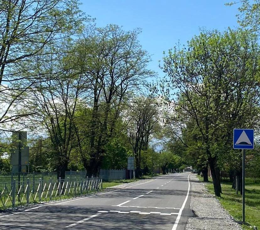 Завершены работы на 8 объектах дорожного хозяйства, запланированных к обновлению в 2025 году по нацпроекту «Инфраструктура для жизни»  Среди них – мост на дороге Суадаг – Ногкау, два участка на главной региональной магистрали Владикавказ – Ардон – Чикола – Лескен-2 и другие.  Продолжается реконструкция двух мостов и одного участка дороги, которая соединит два соседних ущелья. Это Ногирский мост и мост на магистрали Алагир – Црау – Урсдон. Активно ведутся работы по обновлению участка межмуниципальной дороги «Транскам» – Верхний Згид – Мацута протяжённостью более пяти километров.   Ещё на 11 объектах в различных районах республики проводится ремонт участков дорог общей протяжённостью более 37 километров.