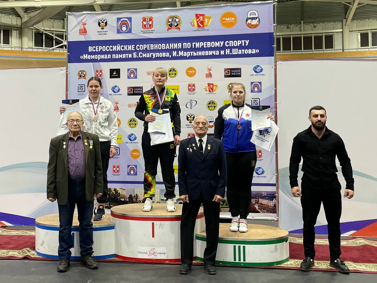 Забайкалка признана абсолютным Чемпионом среди женщин на международном турнире по гиревому спорту Спортсмены Забайкалья стали участниками Международного турнира по гиревому спорту организованного в рамках реализации госпрограммы Спорт России Соревнования проходили в Улан Удэ Мы уверены что подобные соревнования не только способствуют популяризации силовых видов спорта но и вдохновляют молодежь на занятия физической культурой и спортом отметили организаторы Международного турнира Мастер спорта по гиревому спорту Евгений Иванов стал победителем в дисциплине рывок с гирей весом 32 килограмма в весовой категории до 78 килограммов продемонстрировав результат в 155 подъемов Наталья Андреева завоевала золото в дисциплине длинный цикл в весовой категории 68 килограммов с гирей весом 24 килограмма Результат 47 подъемов Наталья была признана абсолютным Чемпионом среди женщин и получила пояс чемпиона Александр Щербик завоевал бронзовую медаль в дисциплине рывок с гирей весом 32 килограмма в весовой категории до 68 килограмм Кроме того в турнире принимали участие и другие представители забайкальского федерации Михаил Даньшов занял четвертое место Сергей Загайнов и Виктория Исперян стали шестыми Подписывайтесь TG VK MAX