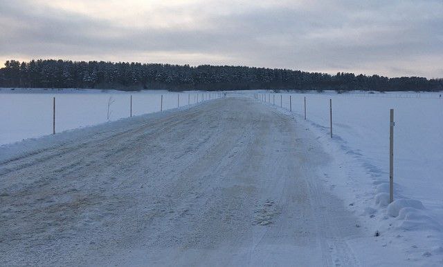 15 января, в Сыктывкаре открыли ледовую переправу в местечке Алешино.  Об этом сообщили в пресс-службе администрации столицы Коми.  Движение по льду запустили в два часа дня. Проехать по переправе могут автомобили, масса которых не превышает 3,5 тонны.  Прошлой зимой объект запустили ровно на месяц раньше – с 15 декабря. Пешеходную переправу также открыли с задержкой – в 20-х числах декабря. Это было связано с теплой погодой и поздним формированием льда на реке.