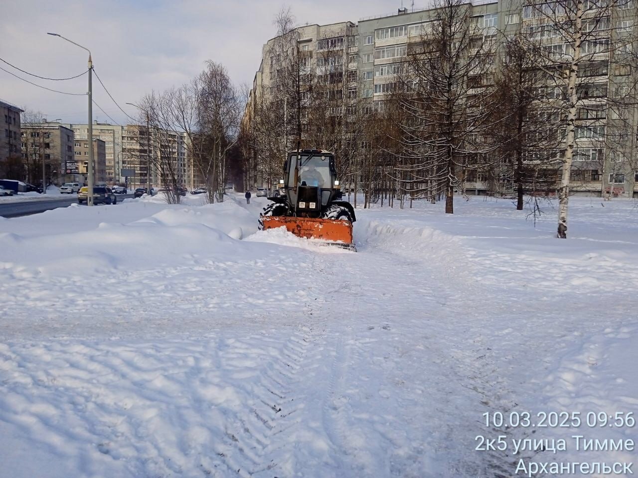 В Архангельске вовсю идет весенний снегопад. Примечательно, что его последствия устраняются как на дорогах, так и на тротуарах.