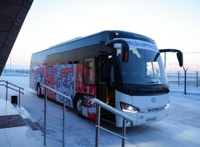 В период новогодних праздников между Благовещенском и Хэйхэ на автобусном направлении добавят рейсы сообщает в четверг 13 ноября минтранс региона Ранее амурчане сообщали что на автобус в Хэйхэ на праздничные дни невозможно купить билеты Как сообщили в ведомстве после введения безвизового режима въезда в Китай для россиян в праздничные и выходные дни был существенно превышен спрос на туристические поездки Наиболее популярным способом пересечения российско китайской границы между Благовещенском и Хэйхэ являются автобусы В день выполняется четыре кругорейса автобусами вместимостью 50 мест В настоящий момент принято решение ввести дополнительные рейсы Правительство Амурской области принимает меры по повышению доступности билетов на автобусные рейсы Компания перевозчик предпринимает усилия по регулированию объемов продаж билетов турфирмам В настоящее время разработан план по обеспечению бесперебойных перевозок в преддверии и во время новогодних праздников В период с 25 декабря 2025 года по 11 января 2026 года будут добавлены рейсы на автобусном направлении билеты начнут поступать в продажу с 20 ноября Приобретение билетов доступно через онлайн сервисы турагентства а также в кассах вокзала АмурАссо работающих до 17 00 говорится в сообщении ведомства Также амурчанам напоминают что из Благовещенска в Харбин и Пекин летают самолеты а между Благовещенском и Хэйхэ курсируют суда на воздушной подушке СВП Актуальную информацию о текущем состоянии пассажирских перевозок перед поездкой можно заранее уточнить в справке АмурАссо по телефону 8 4162 59 57 64 Ранее амурчане жаловались на невозможность купить электронные билеты на автобусы из Благовещенска в Хэйхэ на праздничные и предпраздничные дни В связи с этим Amur life направлял запрос в минтранс Ответ пока не получен Подпишись на Amur life   Мы в МАХ