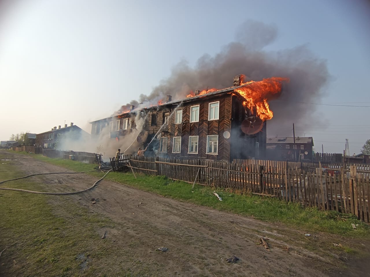 Глава Следкома отреагировал на пожар в Сковородинском районе, где сгорел дом 1930 годов постройки  Александр Бастрыкин поручил провести проверку по информации о нарушении прав жильцов многоквартирного дома в Сковородинском районе. Исполнение поручения, а также ход процессуальной проверки поставлены на контроль в центральном аппарате ведомства.     В СМИ сообщали о том, что в пгт Ерофей Павлович жильцов дома 1930 годов постройки не расселили. В итоге барак, который был признан в 2021 году аварийным, простоял еще несколько лет. 27 мая 2025 года там произошел пожар. В здании были семеро жильцов, в числе которых дети и парализованный инвалид.  Гибели людей удалось избежать. Отмечается, что благоустроенное жилье гражданам не предоставлено.           Реклама