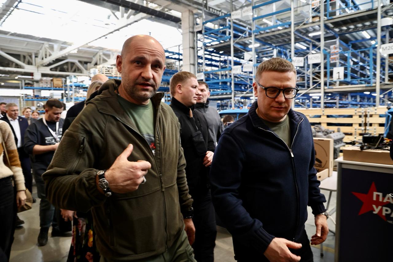 Алексей Текслер поздравил уральское полпредство с 25-летием 13 мая аппарат полномочного представителя в Уральском федеральном округе отмечает четверть века со дня основания. В юбилейную дату губернатор Алексей Текслер выразил благодарность действующему полпреду в УрФО Артему Жоге за участие в жизни Челябинской области и помощь в реализации значимых инициатив. — Он хорошо знает, как много значит наш регион для страны, какой вносит вклад в общее дело. Регулярно приезжает, погружается в нашу проблематику. И мы это доверие оправдываем работой, — подчеркнул Алексей Текслер. За 25 лет уральское полпредство стало важным институтом, объединяющим усилия шести регионов. Четыре области и два автономных округа стали не просто соседями, а добрыми друзьями, которые всегда приходят друг другу на выручку. Голосовать за канал