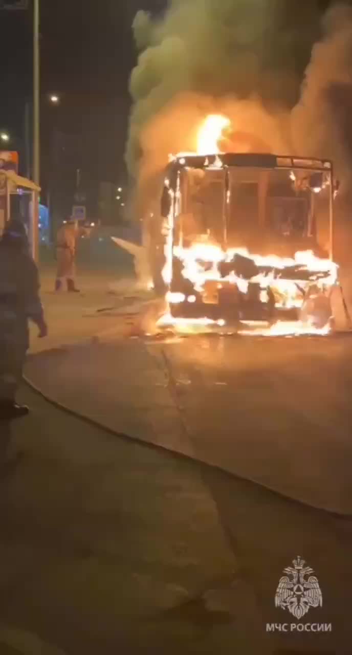 В Самаре загорелся пассажирский автобус на кольце у остановки 'Самолет'