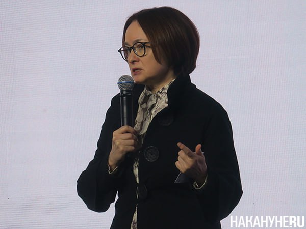 Умом Набиуллину не понять — в инфляцию 4% можно только верить?.. На Питерском экономическом форуме депутат Госдумы Андрей Макаров спросил главу Центробанка Набиуллину, чем является извечный прогноз Банка России по годовой инфляции в 4% — это догадка, надежды или расчет? Набиуллина ответила, что, конечно, это расчет, "подкрепленный нашей решимостью добиваться снижения инфляции". Но и интуицию тоже никто не отменял, добавила она. Министр финансов Силаунов сказал, что главное тут вера, и если верить в 4%, то это точно сбудется. И только главе Минэка Решетникову было не до шуток, он заявил, что дискуссия по инфляции в РФ сильно упрощена: либо инфляция 4%, либо сразу "все как в Турции". Тогда как между этими полюсами есть "еще какая-то зона принятия решений", и Центробанку неплохо было бы еще начать любить экономику России, или по крайней мере перестать не любить. 