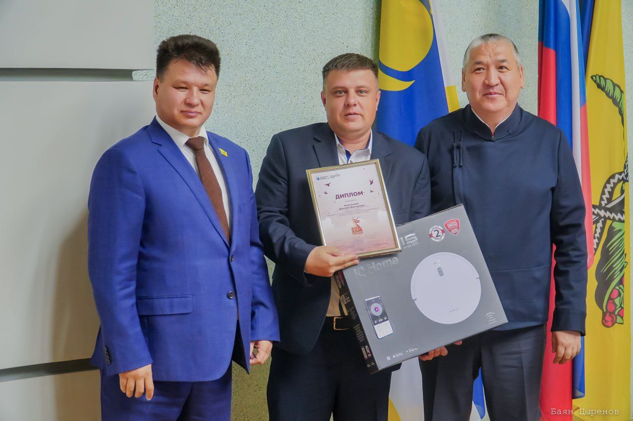 В Улан-Удэ наградили победителей конкурсов ко Дню Победы Сегодня, 28 мая, в Улан-Удэнском Горсовете состоялось награждение победителей конкурсов и мероприятий, проводившихся к 80-летию Победы в Великой Отечественной войне. Почетных грамот, благодарственных писем и наград удостоилось 15 человек. #Бурятия Подробности в «Номер один» Сообщить нам свою новость можно по кнопке: Письмо в редакцию