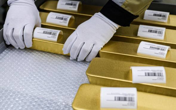 Цены на золото впервые с 8 мая превысили $3400 за унцию  Среди драйверов роста цен — ослабление доллара США, геополитические риски и неопределенность в экономике  Подробнее на РБК: