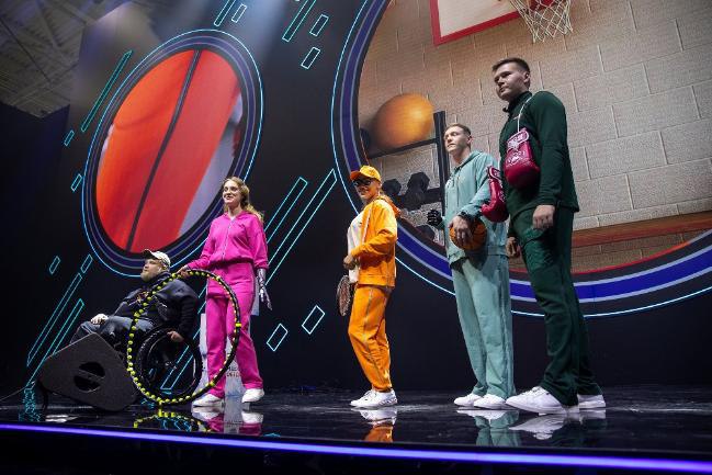 Южноуральцы могут стать авторами брендов адаптивной одежды   www up74 ru articles news 168326 По словам председателя фонда Защитники Отечества Анны Цивилевой конкурс На крыльях это миссия по созданию удобной современной и стильной одежды для людей с инвалидностью в том числе для защитников Отечества Сейчас конкурс вышел на новый уровень На крыльях станет частью масштабных межрегиональных соревнований Кубок Защитников Отечества Этапы пройдут в четырех федеральных округах а финальный показ лучших коллекций состоится в конце 2026 года на Всероссийском Кубке отметила она