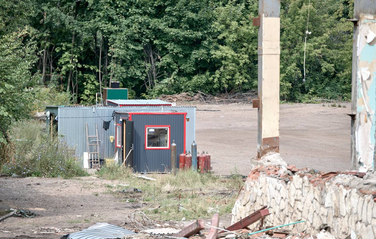 В Уфе незаконно вырубили деревья у театра «Нур» для строительства нового ЖК Такая ситуация возникла на территории за стадионом им. Салавата Юлаева. Как рассказали UTV в мэрии, в прошлом году представители фирмы из Татарстана заявляли, что выполняют здесь только ремонт забора. Однако уфимцы уверяли о начале подготовительных работ для возведения жилого комплекса. Отмечается, что у застройщика нет разрешений на вырубку деревьев и какое-либо строительство. По факту произошедшего мэрия обратилась в полицию и природоохранную прокуратуру.