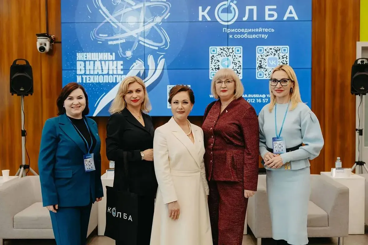Церемония награждения национальной межотраслевой премией КОЛБА 2025 посвященной достижениям женщин в области науки и технологий прошла 17 апреля в рамках ежегодного одноименного форума в Российском экономическом университете им Г В Плеханова Адвокат города Москвы кандидат юридических наук доктор юридического администрирования НИУ ВШЭ доцент кафедры РУАН имени Г Б Мирзоева Елизавета Селезнёва удостоена престижной премии за значительный вклад в научные исследования в области адвокатуры и адвокатской деятельности Все это способствует правовому просвещению граждан и доверию к адвокатуре прививает молодому поколению любовь к профессии Комментируя награждение адвокат отметила Благодарю экспертный и попечительский совет премии за высокую оценку моих достижений Приятно получать признание находить отклик быть частью консолидированного сообщества талантливых и успешных женщин ученых Для меня участие в премии КОЛБА это и возможность войти в медиапространство чтобы поделиться опытом видением как развивать свой творческий путь стать примером для молодого поколения Подробнее на сайте ФПА Подписывайтесь в MAX