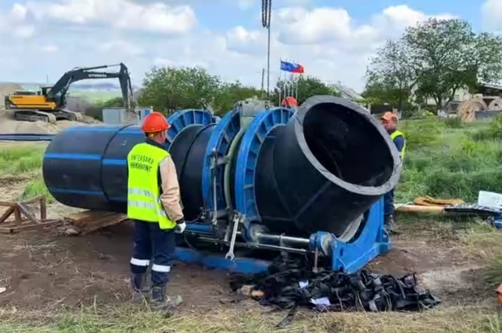 ФРТ приступил к строительству нового водовода для Мариуполя ДАН: Написать нам : вместо требуемых 42 миллионов кубометров, сейчас там лишь 14 миллионов. Новый водовод протяженностью 17 километров позволит ежедневно перекачивать 90 тысяч кубических метров воды. Несмотря на сложность проекта, завершить работы планируется к 2027 году. Читать полностью