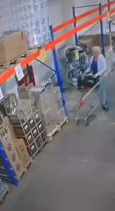 В Кирове разыскивают пенсионерок, похитивших водку из магазина