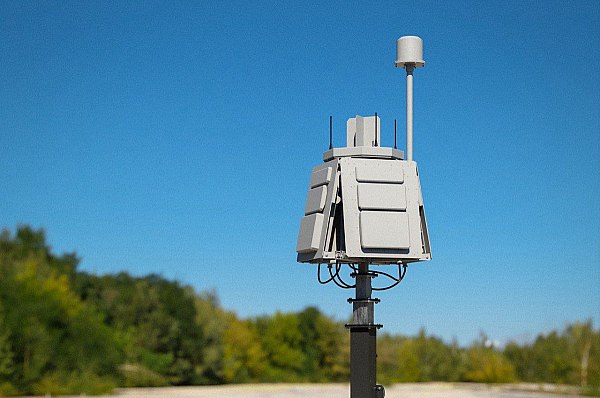 Росэл впервые представил на DRONEXPO 2025 новейшие разработки для борьбы с БПЛА Холдинг Росэл Госкорпорации Ростех представил на выставке беспилотных технологий DRONEXPO 2025 новейшие разработки в области радиоэлектронной борьбы с дронами Кроме того впервые публично презентован доплеровский измеритель скорости и угла сноса для БПЛА Эта аппаратура применяется на территориях с ненадежной спутниковой связью а также в условиях подавления сигнала Все изделия полностью отечественные разработки Об этом сообщает AVIA RU Также представлена мобильная система подавления ПРЕС для защиты транспортных средств машин скорой помощи автобусов грузовиков и легковых автомобилей Устройство весом всего 14 5 кг оснащено специальными магнитными креплениями для быстрого монтажа и работает на частотах наиболее популярных среди операторов FPV дронов Оно обеспечивает подавление на расстоянии до 150 метров с круговым охватом 360 в широком диапазоне aviaru net n286985