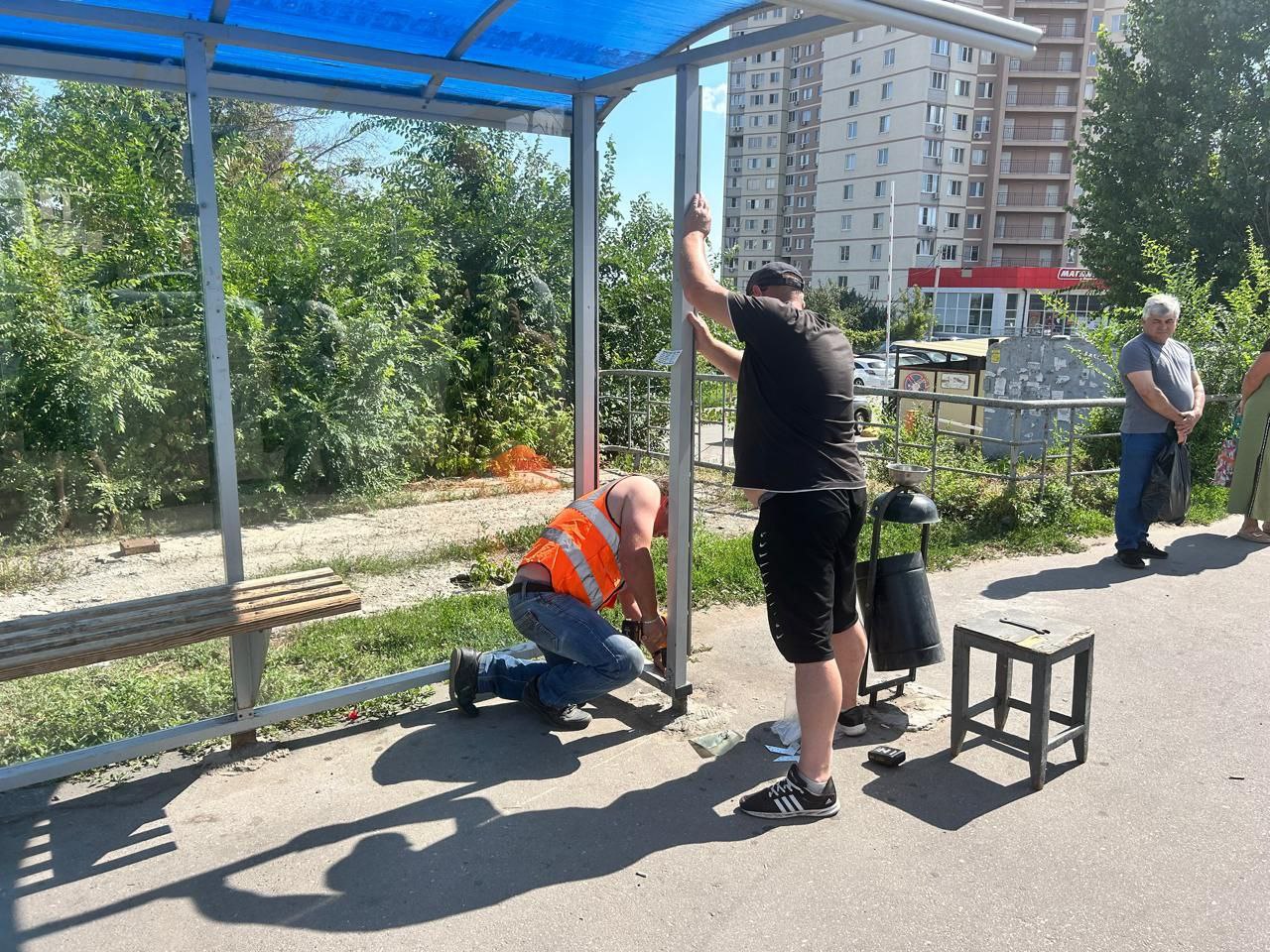 Прокуратура Заводского района г. Саратова незамедлительно провела проверку по информации в социальных сетях о ненадлежащем содержании остановочного павильона С участием представителя МБУ "Служба благоустройства города" осуществлен выезд в целях контроля хода выполнения работ по ремонту остановочного павильона по ул. им. Г.К. Орджоникидзе остановка "Заводская" . Вопросы благоустройства территории находятся на контроле прокуратуры района.
