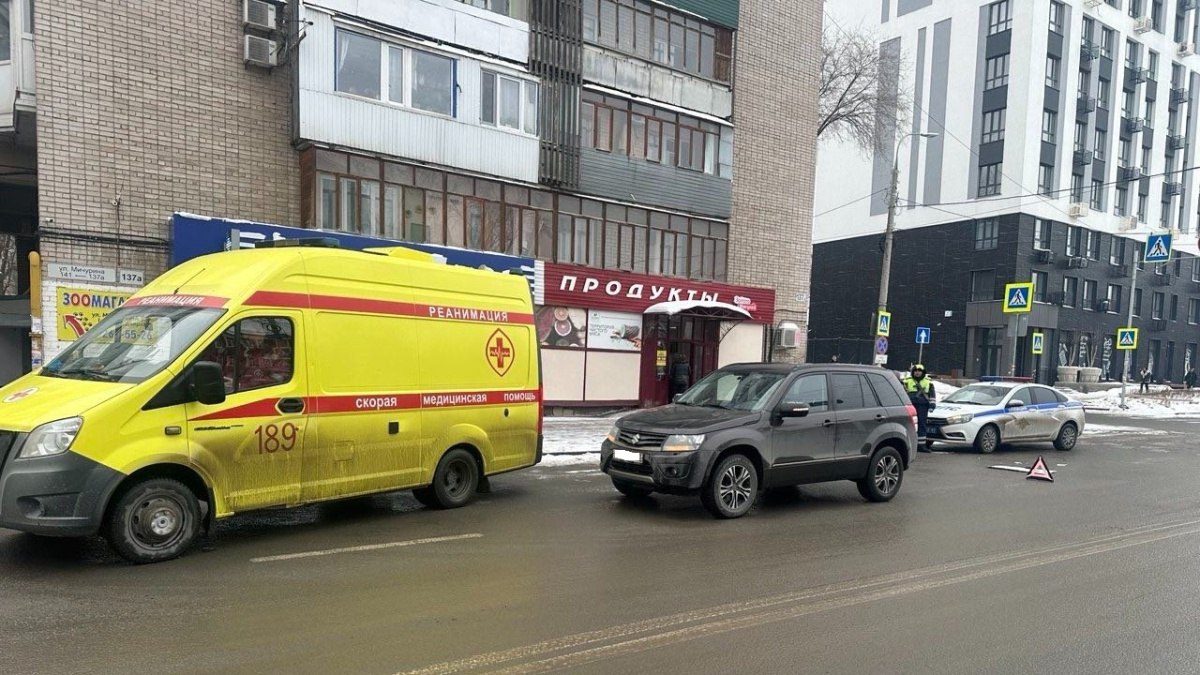 В Самаре автоледи на Suzuki насмерть сбила пешехода на Мичурина у ЖК Панова Парк 20 января Во вторник 20 января утром в Октябрьском районе Самары произошла трагедия На улице Мичурина у ЖК Панова Парк автомобиль Suzuki совершил наезд на пожилого мужчину который переходил дорогу по нерегулируемому пешеходному переходу По предварительным данным ГУ МВД России по Самарской области водитель 42 летняя женщина двигалась по улице Мичурина и у дома 137 допустила наезд примерно в 11 10 85 летний пешеход от полученных травм скончался на месте не дождавшись медиков Полиция выясняет все детали происшествия Ведется сбор показаний и опрос свидетелей ГУ МВД России по Самарской области ГТРК Самара MAX lВК lОК lСАЙТ