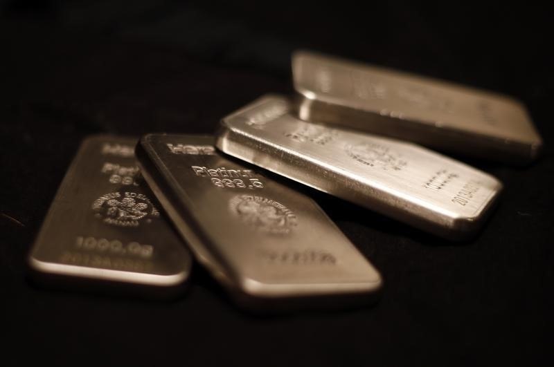 Платина взлетела на 2,7% до $1 390,98 — максимум с 2014 года! Палладий подскочил на 3,3% , золото прибавило 0,4% . Все это на фоне тревог по поставкам и волны спекулятивных покупок. Китай активно инвестирует, ювелиры обновляют ассортимент, из-за чего дефицит платины растет, а е ралли тянет за собой и палладий. Годовое ралли золота +25% YTD слегка притормозило в ожидании четких сигналов по Израиль–Иран и дальнейшей траектории ставок ФРС. #платина #палладий #золото #драгметаллы #инвестиции #финансы #рынки #Bloomberg #металлы #трейдинг