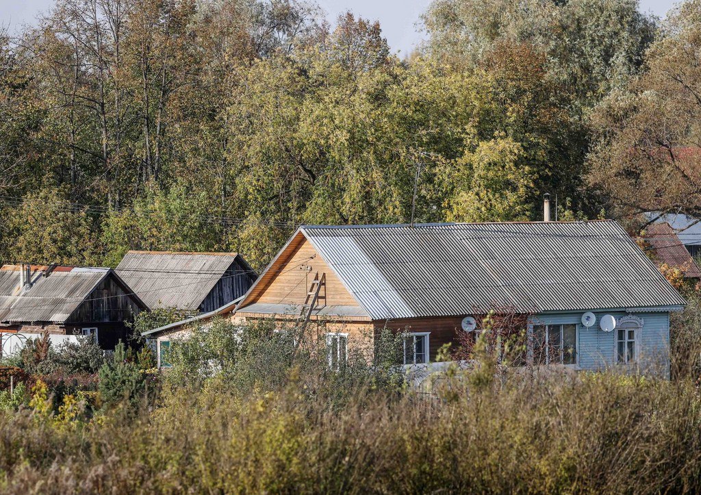 В Ленинградской области владельцы более 1,2 тысячи частных домов могу лишиться своей недвижимости, сообщает издание 47news. Отмечается, что власти требуют снести постройки, поскольку они самовольно построены в охранной зоне водопроводной системы Петергофа. Как сообщает издание чиновники считают, что дома построены в защитной зоне системы фонтанов. Неисполнение требований будет каратся штрафом в 10 тысяч рублей за каждый день. Ранее сообщалось, что такая же проблема есть и у соседей: аналогичные предписания получили жители Большого Забородья, при этом они уже проиграли суд в первой инстанции. Telegram-канал «Mash на Мойке» уточнил, что власти Ленобласти хотели составить обновленный проект с границами охранных зон, однако он так и не был утвержден. До этого движение «Ветераны России» предложило превратить поместье бывшего замминистра обороны РФ Тимура Иванова в санаторий для участников СВО. Они утверждают, что здание является самостроем, а их инициатива направлена на восстановление справедливости.