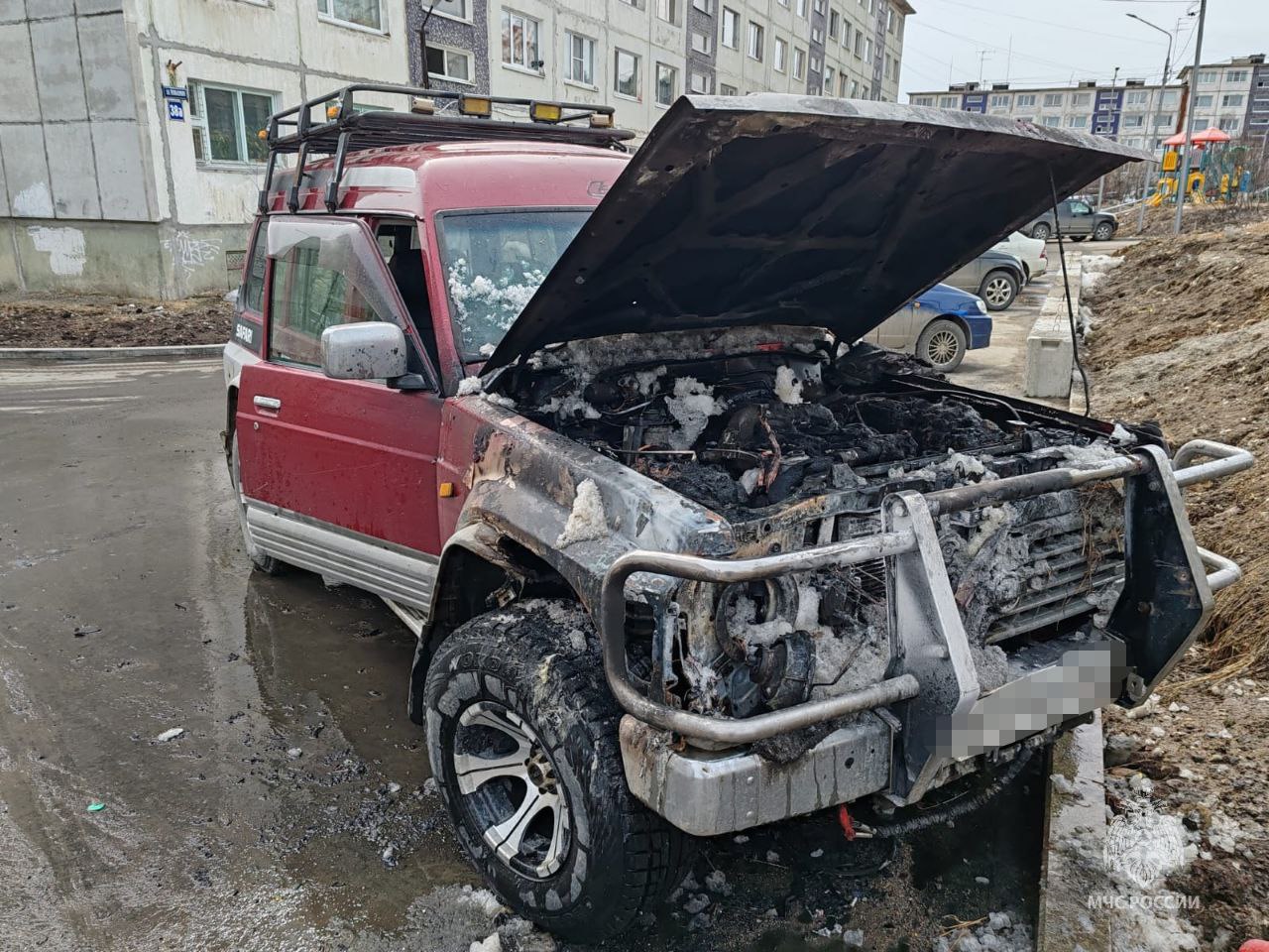 В Магадане от огня пострадал автомобиль Днем во дворе улицы Кольцевой загорелся легковой автомобиль. Пожар заметил хозяин джипа, выглянув в окно. Огнем повреждено подкапотное пространство на площади 3 квадратных метра. Расследование причин и обстоятельств проводит дознаватель МЧС России. Предварительно, пожар произошел из-за аварийного режима работы электрооборудования автомобиля.