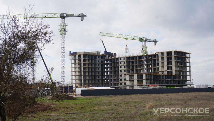 Кастюкевич рассказал о перспективах развития Херсонской области Стратегические проекты развития региона включая восстановление инфраструктуры и создание новых рабочих мест будут реализованы в Херсонской области Об этом заявил сенатор Игорь Кастюкевич на втором Таврическом инвестиционно экономическом форуме в Москве На сегодня происходит активное жилищное строительство в регионе несмотря на сложные условия В частности сенатор упомянул планы по созданию современной транспортной развязки на месте разрушенного Антоновского моста и перспективы развития прибрежных территорий в Скадовске Особое внимание уделил реализации программы льготной ипотеки под 2 благодаря которой свыше 90 квартир в новом жилом комплексе уже проданы У людей начинают загораться глаза что мы строим свой регион завтра Прекрасно понимаем сколько нам еще строить в регионе предстоит отметил Кастюкевич Напомним второй Таврический инвестиционно экономический форум проходит в Москве Среди участников есть предприниматели чиновники и лидеры исторических регионов а также иностранные гости