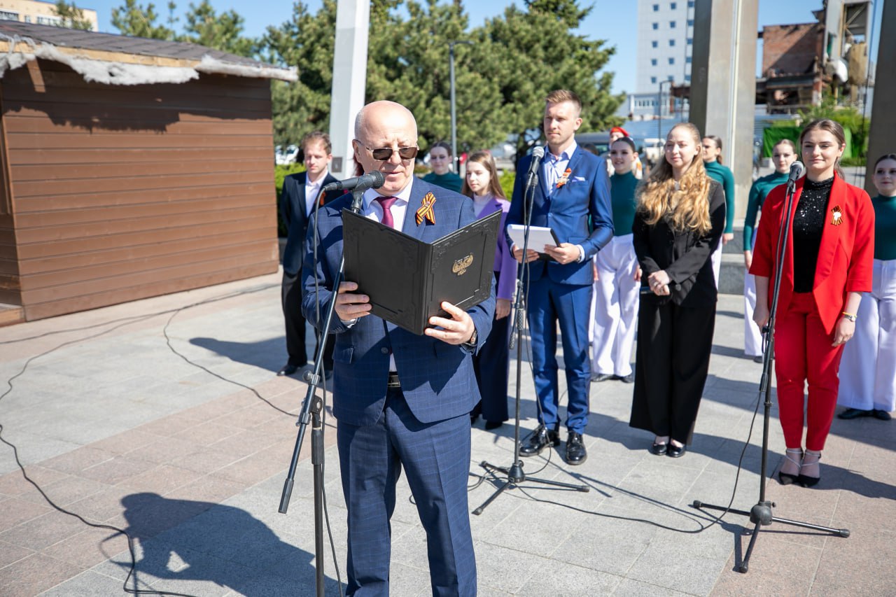 В Мариуполе отметили День рождения Республики. На площади Ленина прошли торжества, приуроченные к одиннадцатой годовщине со дня провозглашения республики. Мероприятие посетил глава Мариупольского городского округа, который поздравил местных жителей и гостей. Вместе с министром транспорта республики он дал старт Открытому Кубку Главы Республики «Ралли Меликино-2025», в котором в этом году участвуют спортсмены со всей страны. События праздника были запечатлены на фотографиях.