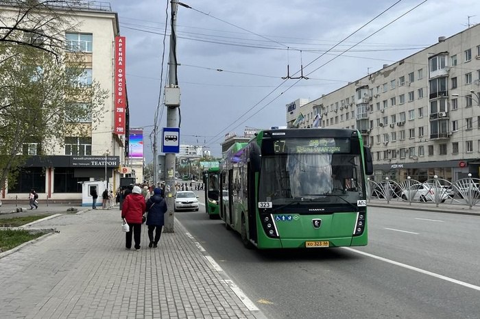 На проспекте Космонавтов в Екатеринбурге появилась «выделенка» для общественного транспорта  Автомобилисты Екатеринбурга обратили внимание, что в движение транспорта на проспекте Космонавтов внесены важные изменения, пишет Е1.RU. Крайняя правая полоса стала «выделенкой».  Речь идет об участке от Машиностроителей до Ильича, длиной 1,4 км, сообщает редактор раздела «Дороги и транспорт» портала E1.RU Роман Марьяненко.  Выделенные для общественного транспорта полосы сделаны в оба направления с помощью разметки. Дорожники отделили крайнюю правую полосу сплошной линией.  Обустройство выделенных полос — это часть большой транспортной реформы, при которой приоритет в движении будет у общественного транспорта. До 2026 года число выделенных полос увеличится еще на 42 участка, пообещал вице-мэр Екатеринбурга Рустам Галямов.