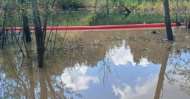 С поверхности реки Старковка собрали более 30 кубометров нефтепродуктов. В Ижевске завершаются работы по сбору маслянистого пятна с поверхности реки в Устиновском районе. Аварийно-спасательный отряд компании «Сервис Безопасности Плюс» убрал с воды более 30 кубометров нефтепродуктов. Вся собранная нефть вывозится для утилизации на спецполигон. Работы на реке продолжаются. Следующий этап — очистка береговой линии с помощью сорбентов, которые поглощают нефть. Также на воде установлены боновые заграждения, чтобы исключить утечку нефтепродуктов в другие реки. Кроме того, ликвидаторы аварии собрали по берегам реки большое количество бытового мусора, среди которого — стекло, пластик, которые тоже подлежат утилизации на специальном полигоне, — сообщила пресс-служба администрации Ижевска. Об источнике разлива нефтепродуктов власти не сообщают. Напомним, в Старковку могло попасть порядка 30 тонн нефтепродкутов. На реке с 27 июня до особого распоряжения введен режим ЧС. Следком ведет доследственную проверку. Природоохранная прокуратура внесла представление в минприроды по факту ненадлежащего осуществления государственного экологического контроля — меры, направленные на выявление нарушителя, своевременно не были приняты. -info