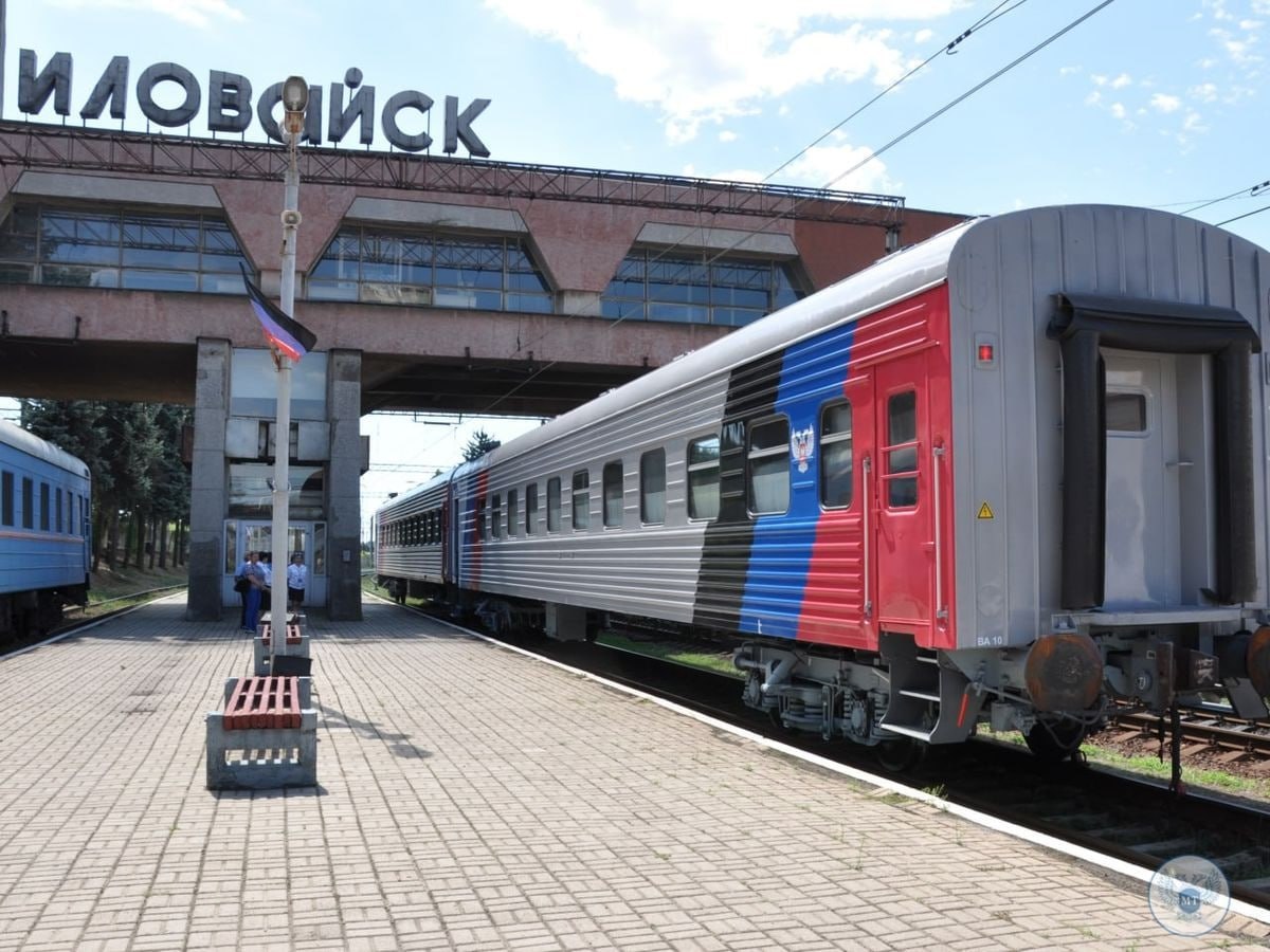 Первые электрички между ДНР и Ростовской областью могут пойти по маршруту «Иловайск-Таганрог» Однако реализация проекта зависит от решения вопросов безопасности, заявил премьер-министр ДНР Андрей Чертков в интервью ДАН. "Технически это возможно, но пока есть вопросы по части безопасности. В ближайшее время планируем это обсудить с представителями силовых ведомств", — пояснил Чертков. Премьер отметил, что в перспективе планируется организовать движение электропоездов до Ростова-на-Дону, а также запустить пассажирские поезда дальнего следования. Это создаст альтернативу автобусным перевозкам. По словам Черткова, подготовительные работы уже ведутся. В Донецке начнет функционировать новая пассажирская компания, которая займется организацией пригородных пассажирских перевозок по всем четырем воссоединённым регионам. Фото: Минтранс ДНР