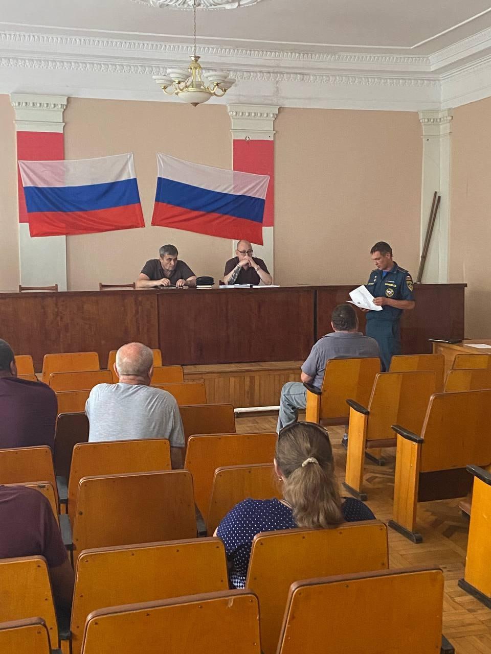 В Верхнерогачикском муниципальном округе прошла рабочая встреча  В Верхнерогачикском муниципальном округе прошла рабочая встреча представителей администрации, профильных ведомств и аграриев  На повестке дня стояли вопросы, имеющие прямое отношение к мерам противопожарной безопасности в летний период, легализации трудовых отношений и оптимизации налогообложения  в сельскохозяйственной отрасли.  Особое внимание было уделено введению особого противопожарного режима на территории Херсонской области.   Начальник отдела по делам ГО, ЧС и ВУС администрации округа совместно с представителем ГУ МЧС России по Херсонской области подробно разъяснили сельхозпроизводителям новые требования к пожарной безопасности. Были представлены меры, направленные на предотвращение распространения лесных и других природных пожаров.  В рамках рабочей встречи начальник  отдела государственных услуг № 5 УФНС России по Херсонской области провел разъяснительную работу по вопросам легализации трудовых отношений. Было подчеркнуто, что все хозяйствующие субъекты обязаны оформлять наемных работников в соответствии  с требованиями Трудового законодательства Российской Федерации. Участникам встречи были разъяснены соответствующие статьи Трудового кодекса РФ, касающиеся оформления трудовых договоров, их содержания и порядка заключения.  Важным аспектом встречи стало обсуждение перехода сельхозпроизводителей на единый сельскохозяйственный налог  ЕСХН . Были подробно рассмотрены особенности перехода на данную систему налогообложения, а также положительные аспекты ее применения.  Представители администрации, профильных ведомств активно отвечали на вопросы аграриев. Живое обсуждение позволило прояснить многие нюансы и найти оптимальные решения для возникающих проблем. #Общество