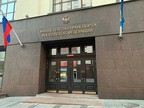 Минтранс разработает нормативную базу онлайн-покупки билетов для льготников Минтранс начнет разработку нормативно-правовой базы для оформления льготных билетов онлайн для всех категорий граждан без необходимости обращения в кассу, рассказал замминистра транспорта РФ Андрей Никитин в преддверии Петербургского международного экономического форума ПМЭФ . Об этом сообщает ТАСС. "Сегодня в рамках инициативы социально-экономического развития Российской Федерации "Государство для людей" Минтранс России проводит сразу три эксперимента по оформлению льготных билетов в цифровом виде", – сказал он. Минтранс совместно с Минцифры и Минобрнауки предоставили студентам с электронными студенческими билетами возможность подтверждать льготы через интернет. Сейчас проект тестируется на электричках в Казани и Нижнем Новгороде. aviaru.net/n284586