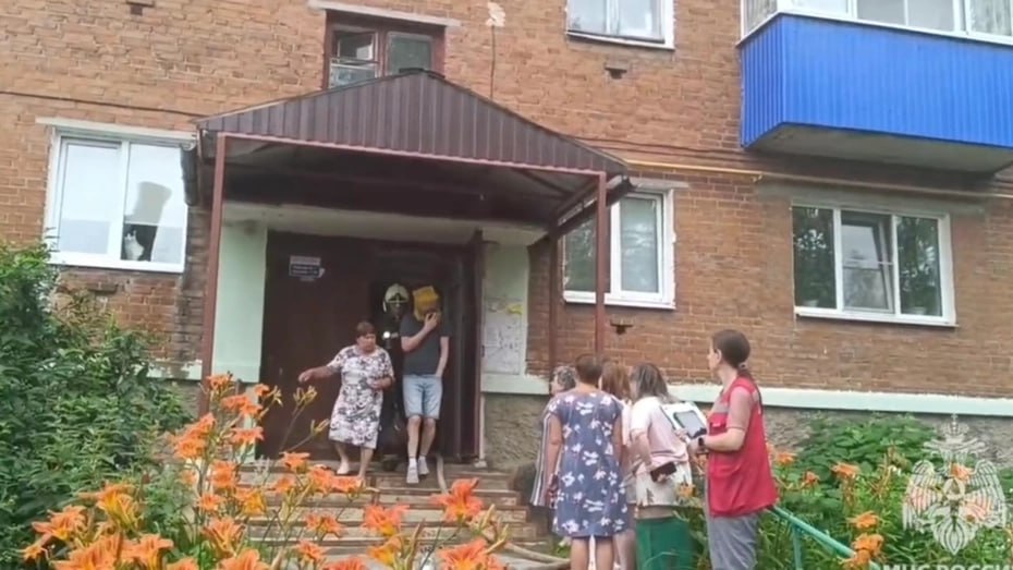 Мужчина погиб при пожаре на улице Крайнова Вызов спасателям к дому №16 поступил сегодня в 10:26. Горела квартира на 5 этаже. Из здания эвакуировали 18 взрослых и 2 детей. Возгорание потушили на площади 15 кв.м. 46-летний хозяин квартиры погиб. Предварительной причиной пожара стало неосторожное обращение с огнем при курении. Подписаться Написать в редакцию