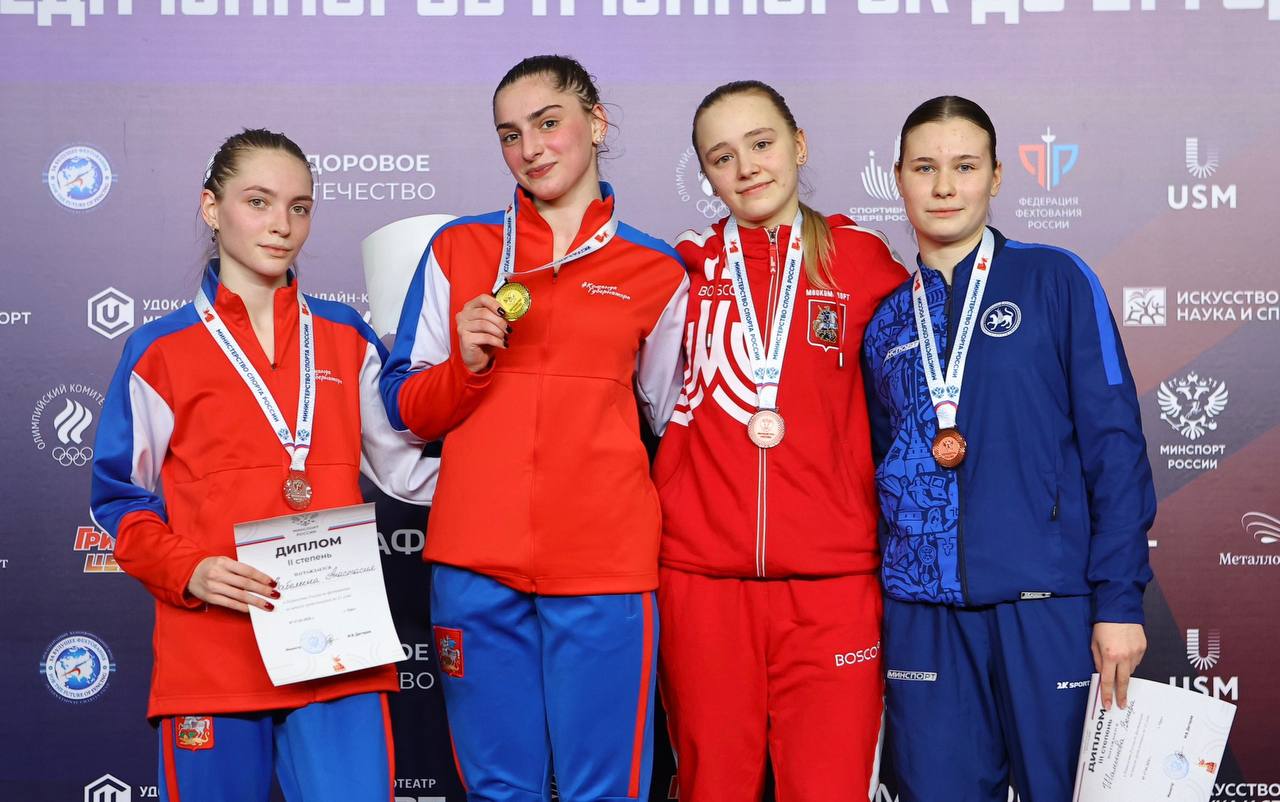 Подмосковные фехтовальщицы завоевали и первенства России в Орле В финале личных соревнований по шпаге встретились две представительницы региона Лилана Черчесова и Анастасия Забелина Поединок завершился со счётом 15 11 в пользу Лиланы Накануне спортсмены выиграли еще 5 наград первенства России На данный момент в копилке сборной Московской области 3 золотые медали 2 серебряные 2 бронзовые Подписывайтесь на наш канал в MAX