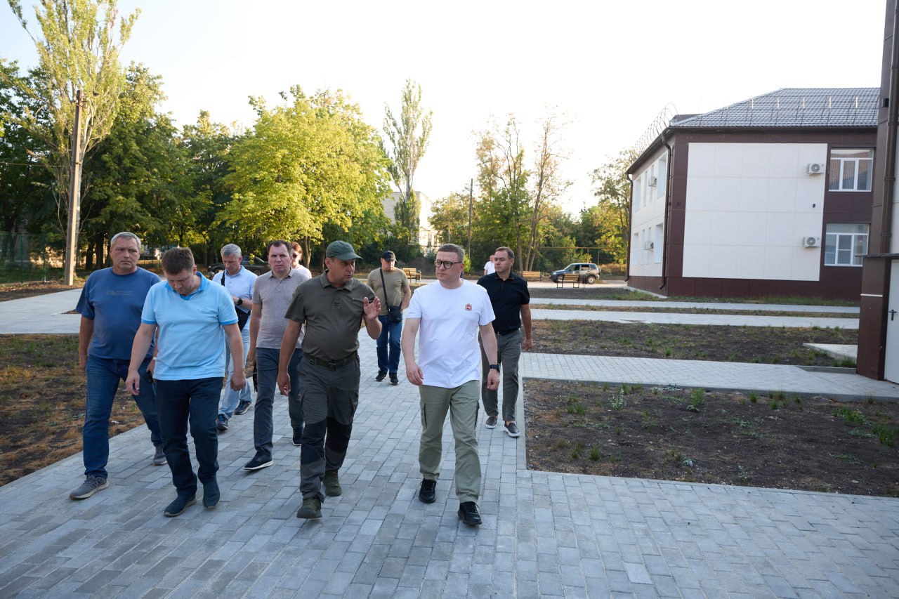 Челябинская область активно оказывает помощь школьникам и учителям Донбасса Напомним, Южный Урал взял шефство над несколькими муниципалитетами Донецкой народной республики. Челябинская область активно помогает восстанавливать новые территории. Особый акцент делается на нормализации жизни детей ДНР, об этом направлении работы губернатор Алексей Текслер рассказал «Донецкому агентству новостей». Глава Южного Урала напомнил, что Челябинская область не только восстанавливает социальную, образовательную инфраструктуру в подшефных Волновахи и Ясиноватой, но и содействует в деле организации отдыха детей из этих муниципалитетов. Некоторое время назад очное обучение детей из ДНР могло вестись только на территории Южного Урала. Сюда привозили ребят и педагогов, организовывали учебный процесс. «По моим наблюдениям, педагоги тоже были очень рады, потому что это живой процесс обучения, они по нему очень соскучились. Такая вот картина: педагоги радовались, потому что у них была возможность учить детей», — цитирует ДАН Алексея Текслера.